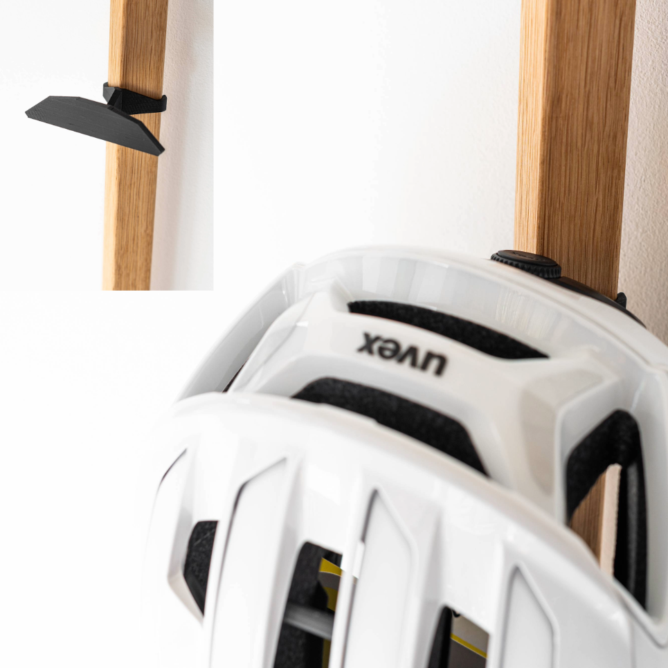 Nahaufnahme vom Helmhalter des GEAR-RACKS